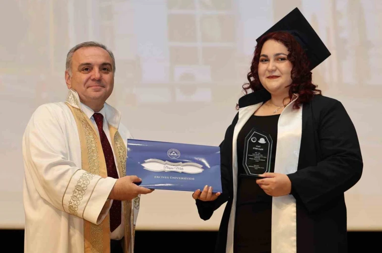 ERÜ Mimarlık Fakültesi’nde mezuniyet sevinci