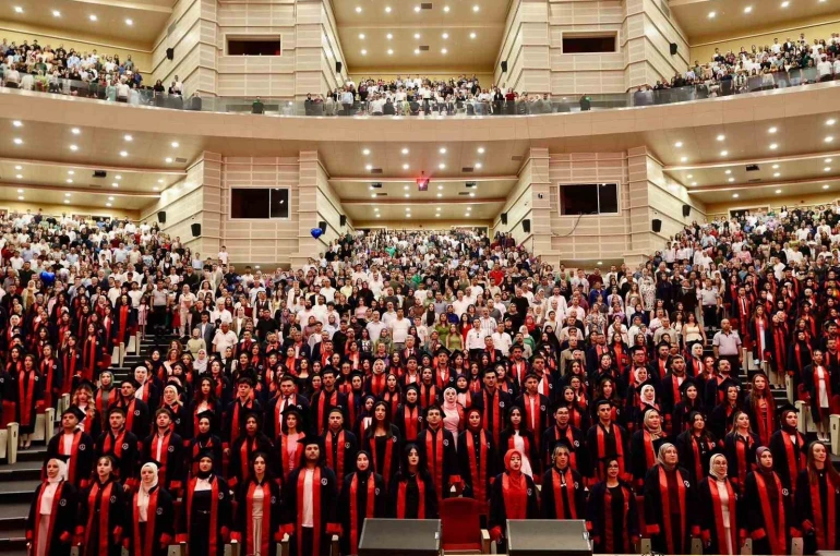 ERÜ Sağlık Hizmetleri Meslek Yüksekokulu yeni mezunlarını verdi