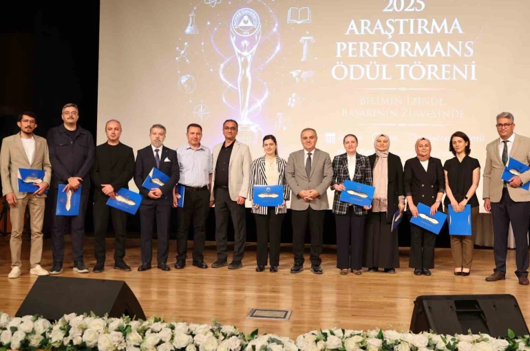 ERÜ’de ’2025 Yılı Araştırma Performans Ödül Töreni’ düzenlendi