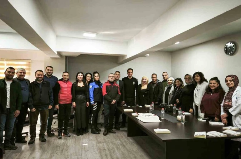 Erzincan polisinden öğretmenlere ’Öğretmenler Günü’ sürprizi