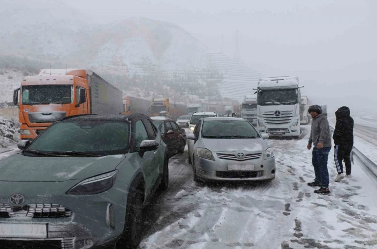 Erzincan-Sivas kara yolunda ulaşım güçlükle sağlanıyor