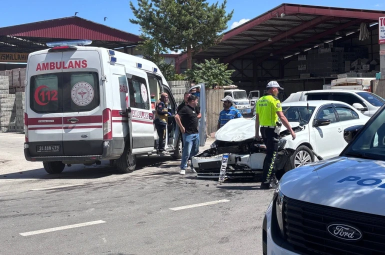 Erzincan’da 3 araçlı trafik kazası güvenlik kamerasına yansıdı