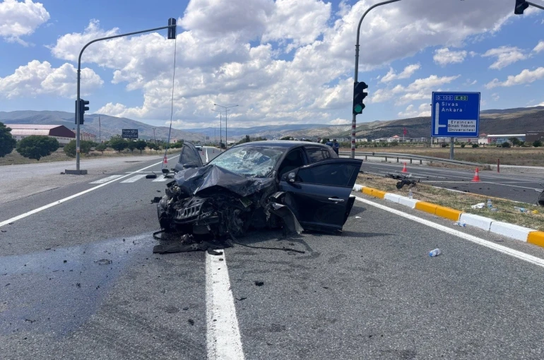 Erzincan’da 5 kişinin yaralandığı trafik kazası kamerada