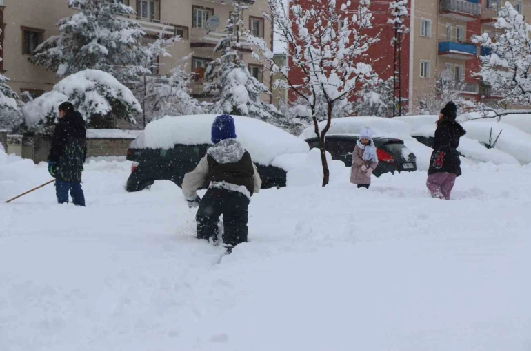 Erzincan’da buzlanma riski nedeniyle eğitime 1 gün ara