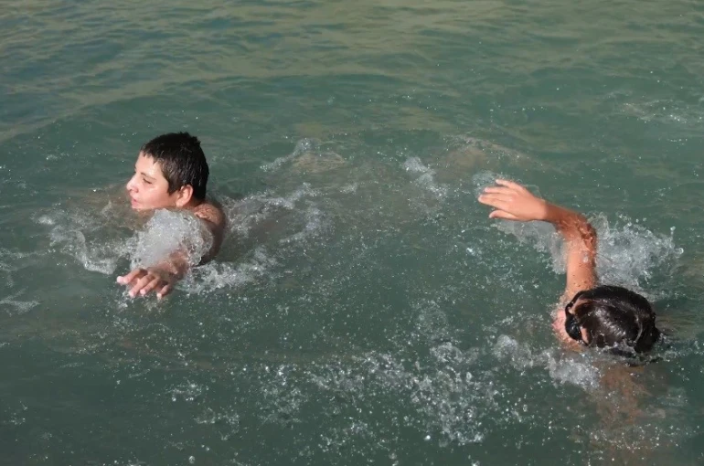 Erzincan’da çocuklar dere üzerinde oluşturdukları doğal havuzda serinliyor