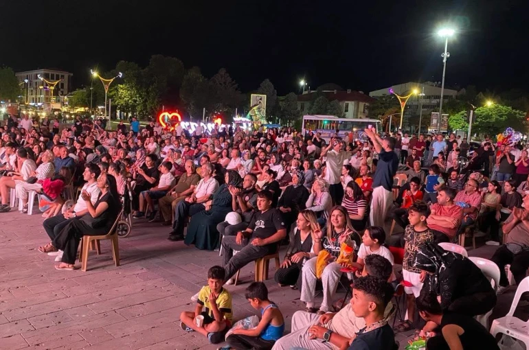 Erzincan’da Dörtyol Meydanı’nda yaz konseri düzenlendi 
