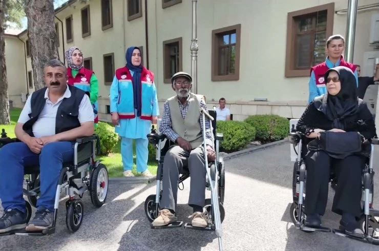 Erzincan’da ihtiyaç sahibi vatandaşlara akülü engelli aracı desteği