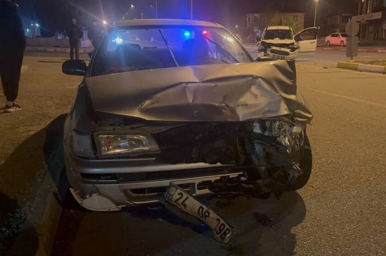 Erzincan’da iki araç kafa kafaya çarpıştı: 3 yaralı