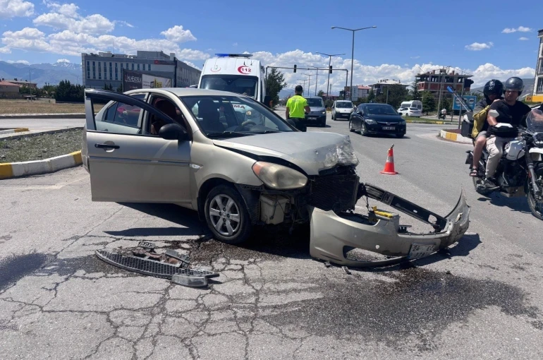 Erzincan’da iki otomobil çarpıştı: Araçlar hurdaya döndü
