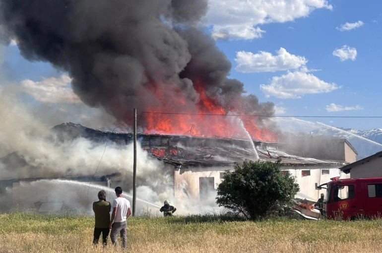Erzincan’da ikinci el mobilya deposunda çıkan yangın söndürüldü