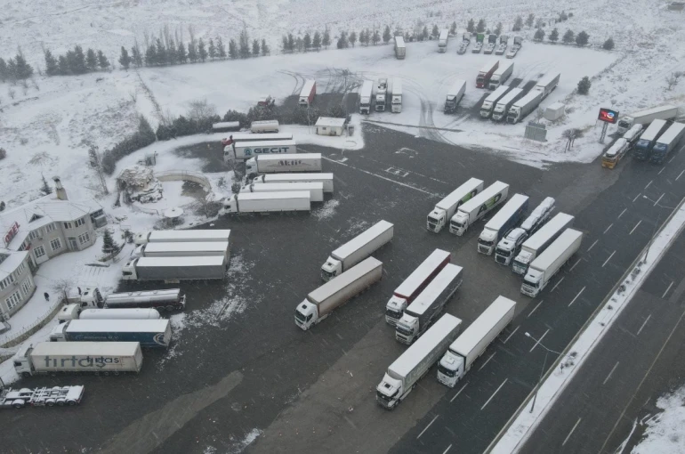 Erzincan’da kar yağışı ulaşımı aksattı