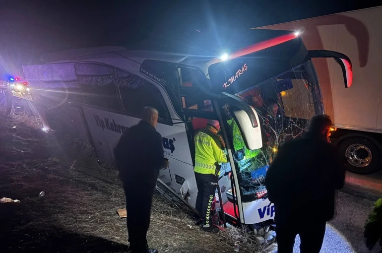 Erzincan’da kontrolden çıkan yolcu otobüsü bariyerlere çarptı