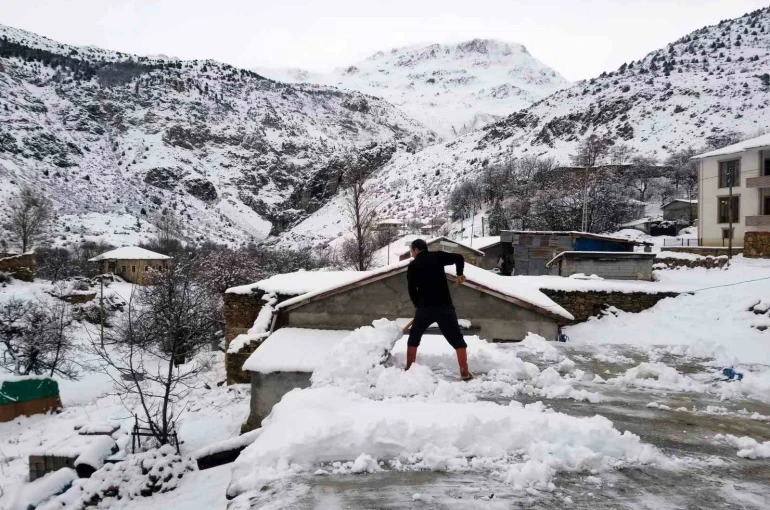 Erzincan’da köylerde karla mücadele sürüyor