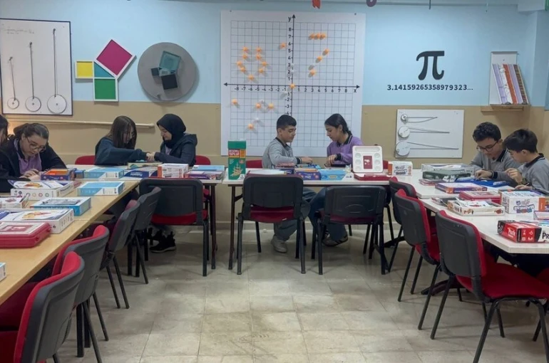 Erzincan’da matematik artık daha eğlenceli: Zekâ oyunlarıyla donatılmış yenilikçi sınıf açıldı