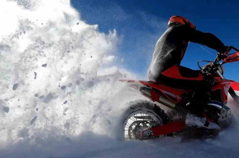 Erzincan’da motokuryelere kar engeli