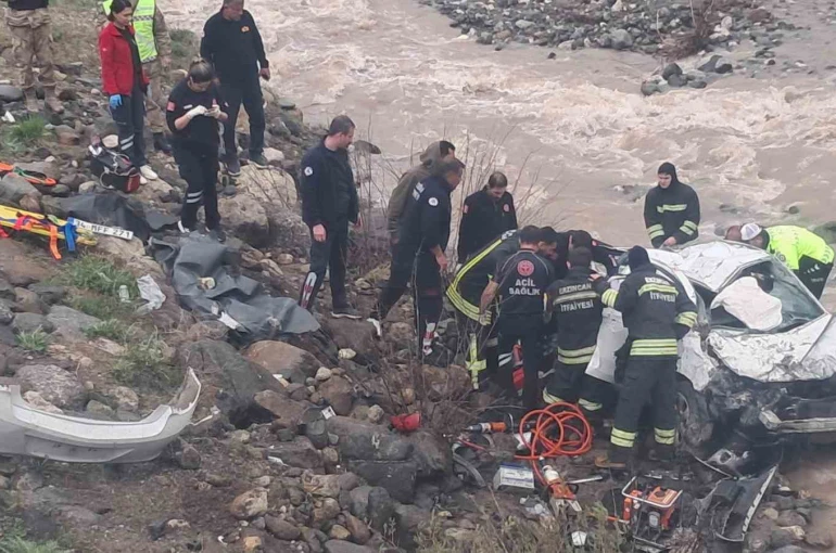 Erzincan’da otomobil dereye uçtu: 2 ölü, 1 ağır yaralı