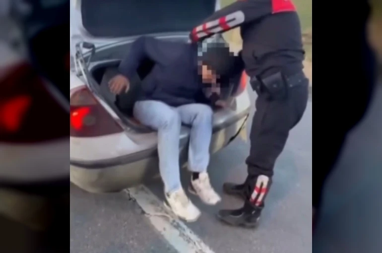 Erzincan’da otomobilin bagajında 2 kaçak göçmen yakalandı