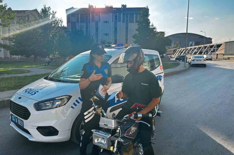 Erzincan’da polislerden sürücülere bilgilendirme