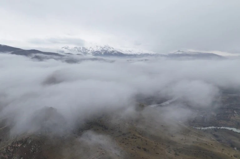 Erzincan’da sis bulutları doğayı masalsı bir görünüme bürüdü