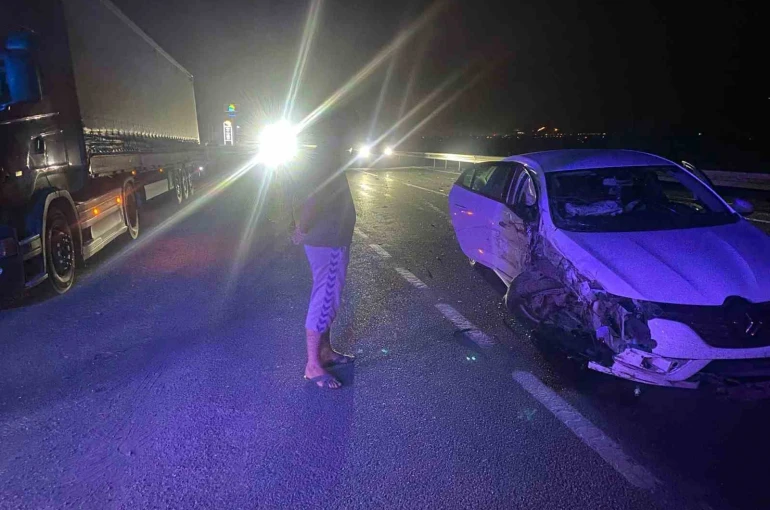 Erzincan’da tır ile otomobilin çarpıştığı kaza güvenlik kamerasına yansıdı