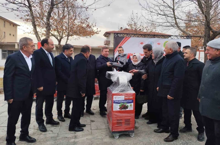 Erzincan’da üreticiye destek: Dut sıkma ve koyun kırkım makinası dağıtıldı