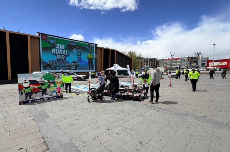 Erzincan’da uygulamalı trafik eğitimi verildi