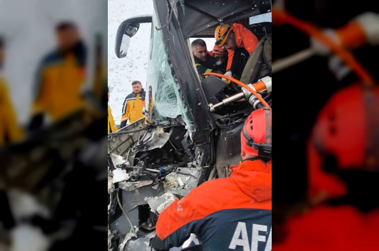 Erzincan’da yolcu otobüsü tıra çarptı: 3 yaralı