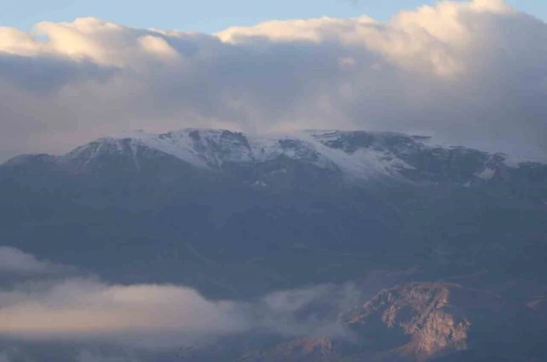 Erzincan’ın etrafını çeviren dağların yüksek kesimlerine mevsimin ilk karı düştü