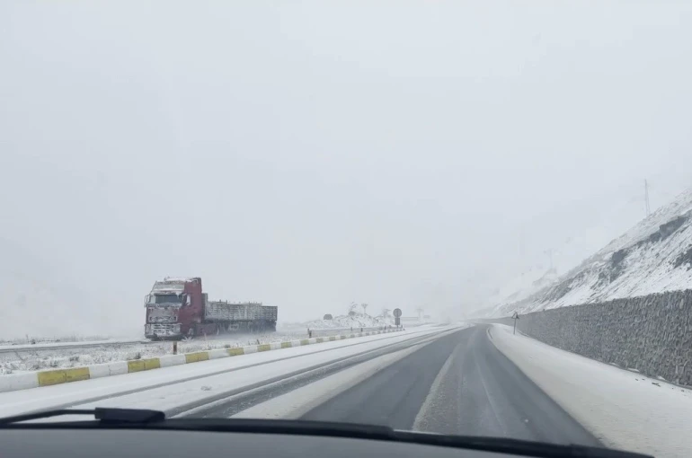 Erzincan’ın yüksek kesimlerinde kar yağışı etkili oldu