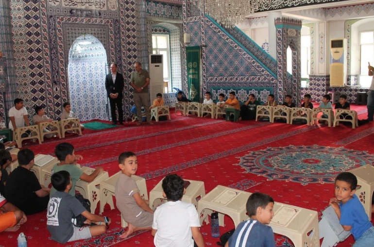 Erzin’de çocuklar yaz aylarını kuran kursunda eğitim alarak geçiriyorlar
