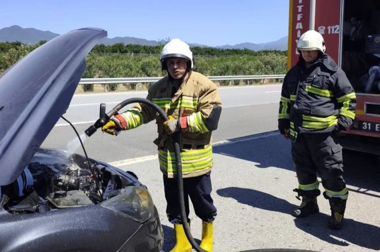 Erzin’de otomobilin motorundan alevler yükseldi