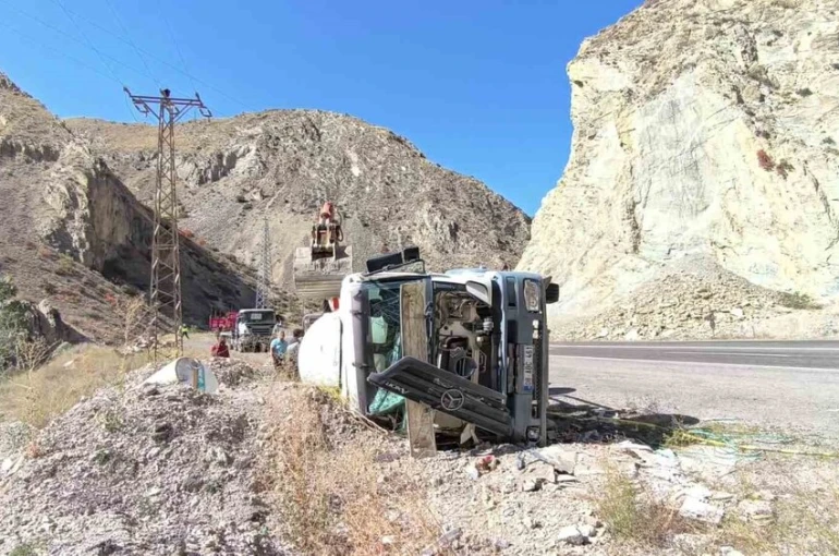 Erzurum-Artvin karayolunda kaza: Beton mikseri devrildi