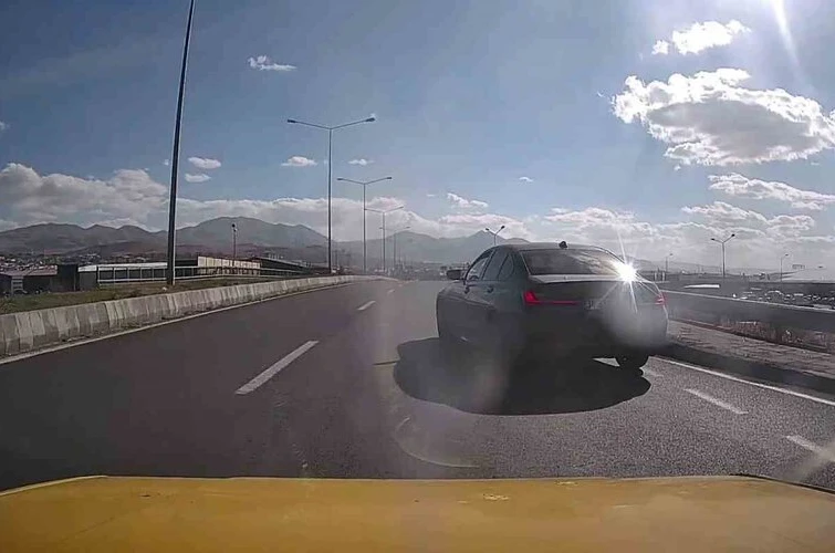 Erzurum-Artvin karayolunda tehlikeli anlar: Kontrolsüz şekilde ana yola çıkan araç kazaya neden oluyordu