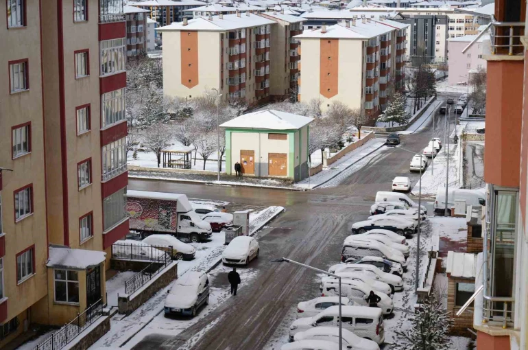 Erzurum güne yine karla uyandı, bölge için zirai don uyarısı geldi