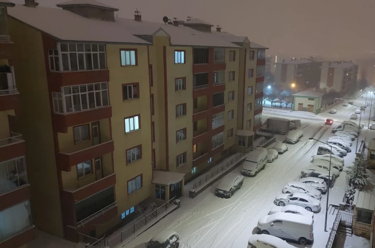Erzurum merkezde taşımalı eğitime kar yağışı nedeniyle bir gün ara