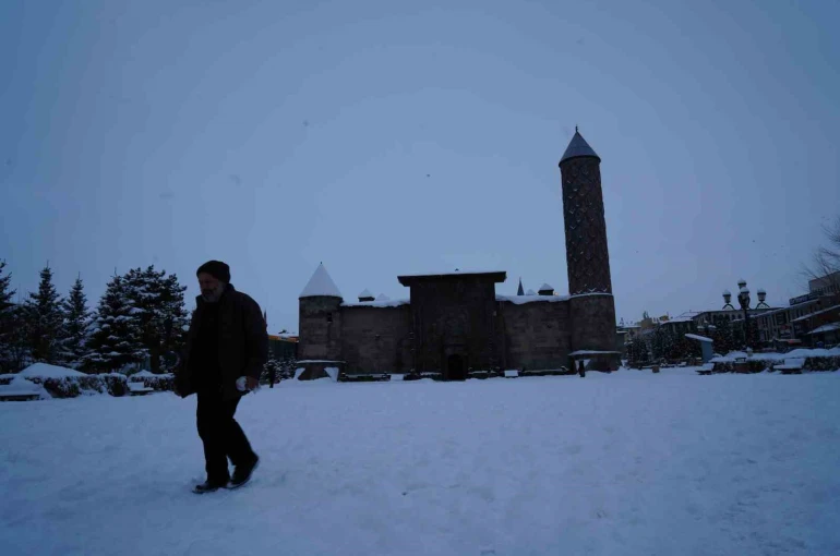 Erzurum’da 690 mahallenin yolu ulaşıma kapalı