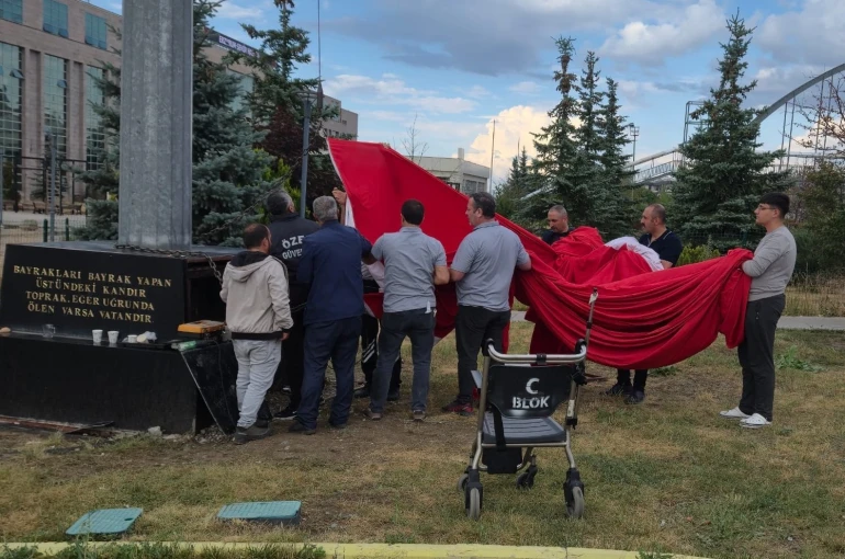 Erzurum’da bayrak sevgisi tek yürek oldu: Vatandaş ve görevliler ele ele verdi