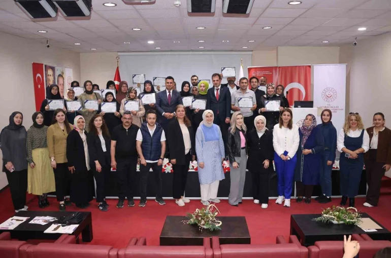 Erzurum’da "Benim köklü ailem" projesinde sertifika heyecanı 