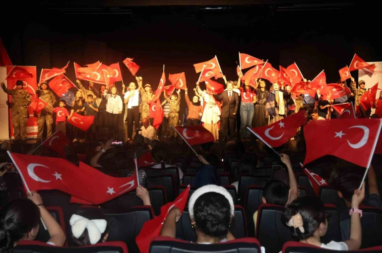 Erzurum’da çocuklar "15 Temmuz Destanı"nı sahneye taşıdı