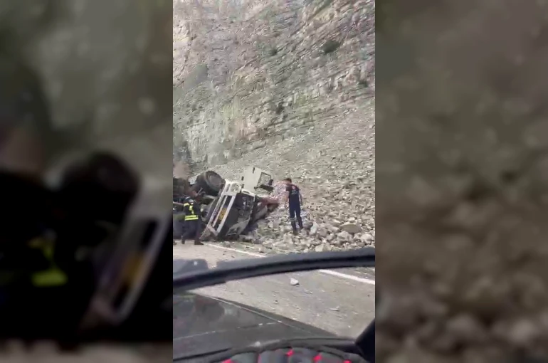 Erzurum’da feci kaza: Freni patlayan tırdan atlayan sürücü öldü, 2 kişi yaralandı