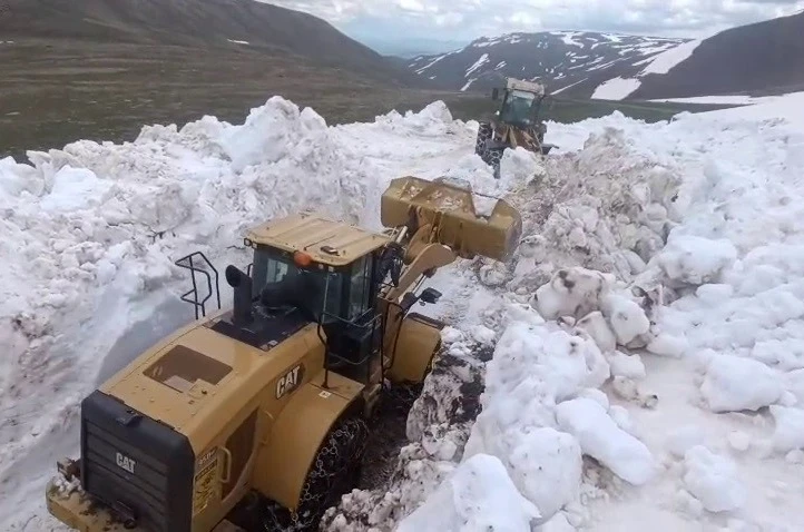 Erzurum’da Haziran ayında karla mücadele çalışması