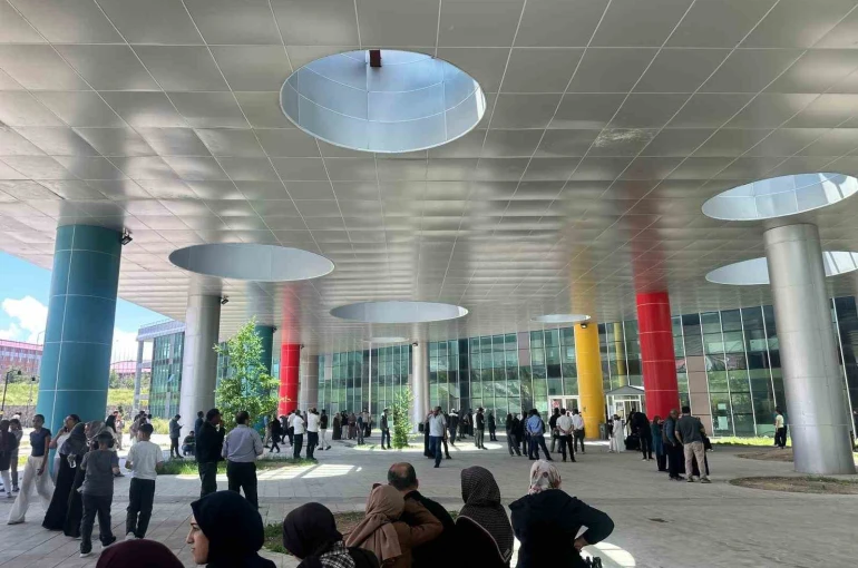 Erzurum’da kapılar kapanırken nefesler tutuldu: YKS’de son dakika koşusu kamerada