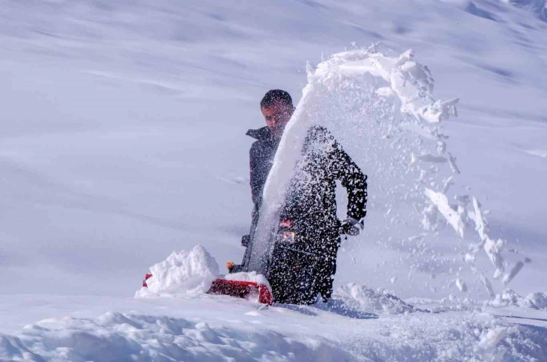 Erzurum’da kar yağışı durdu, çilesi devam ediyor