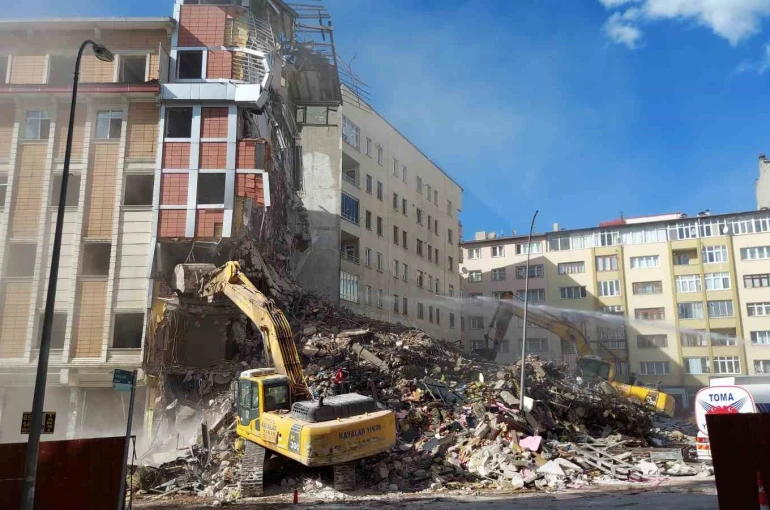 Erzurum’da kontrollü yıkımda korkutan anlar