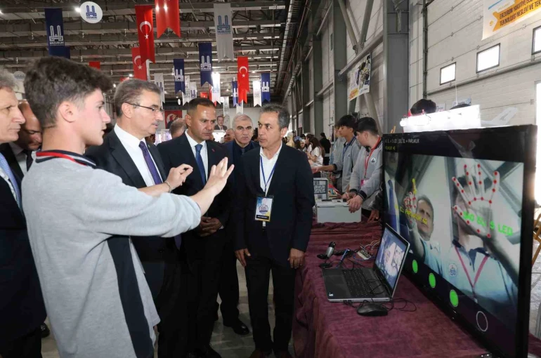 Erzurum’da "Maarifin kalbinde marifetli gençlik" mesleki ve teknik eğitim fuarı açıldı