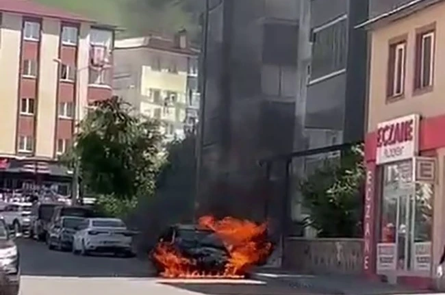 Erzurum’da otomobil alev topuna döndü