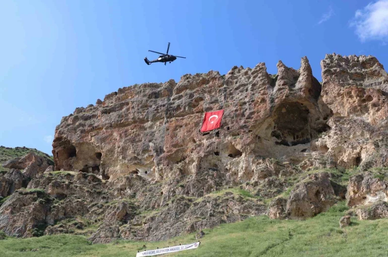 Erzurum’da ’Terörsüz Türkiye’ vizyou: Karayazı Kırk Pencereler ‘de gençler yürüdü, çelik kanatlar nefes kesti