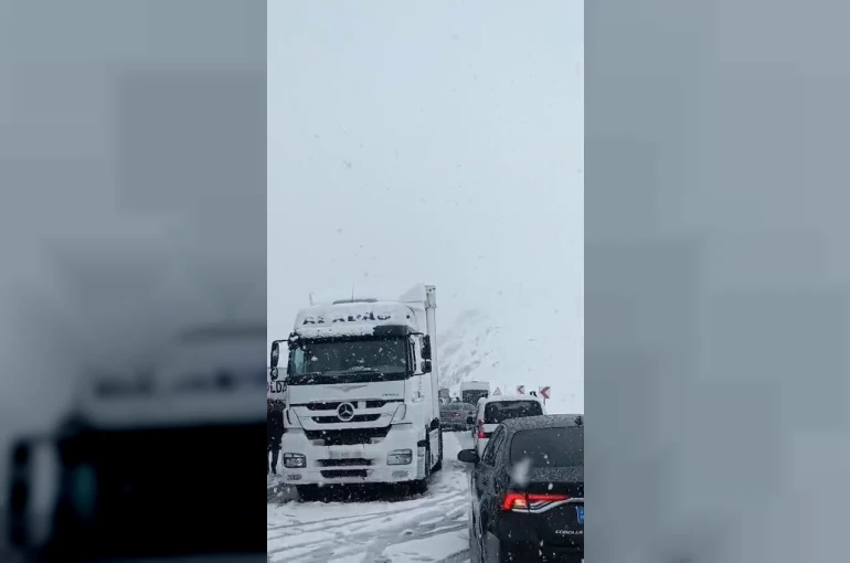 Erzurum’da ulaşıma kar engeli