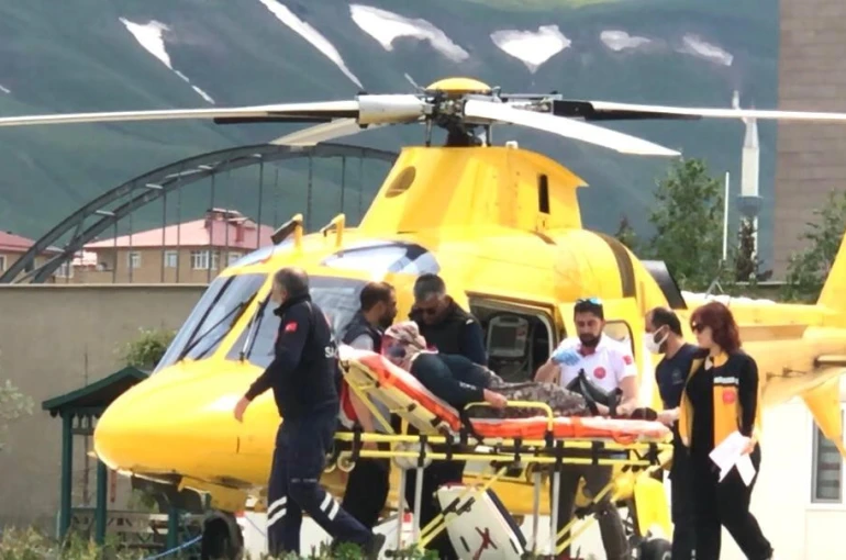 Erzurum’da zamana karşı yarış: Kalp krizi geçiren hasta ambulans helikopterle hastaneye yetiştirildi 