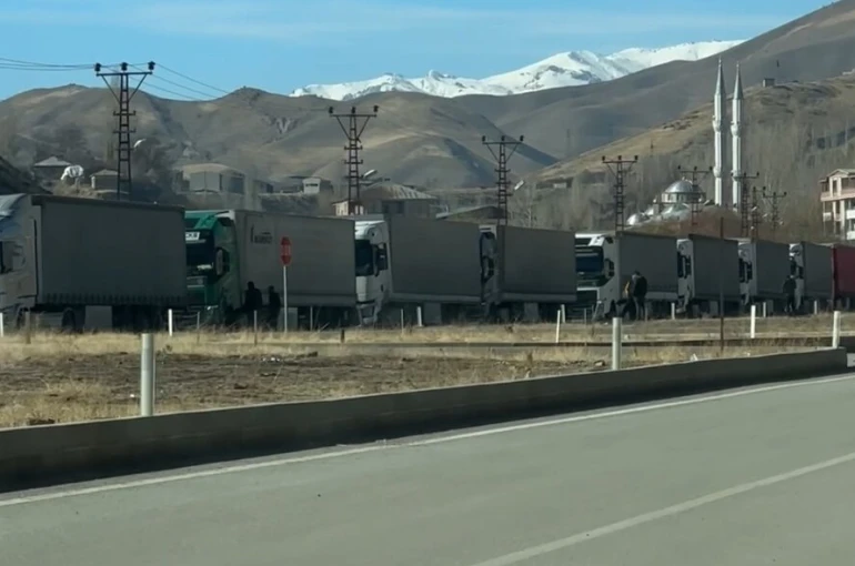 Esendere’de tır kuyruğu 2 kilometreyi buldu